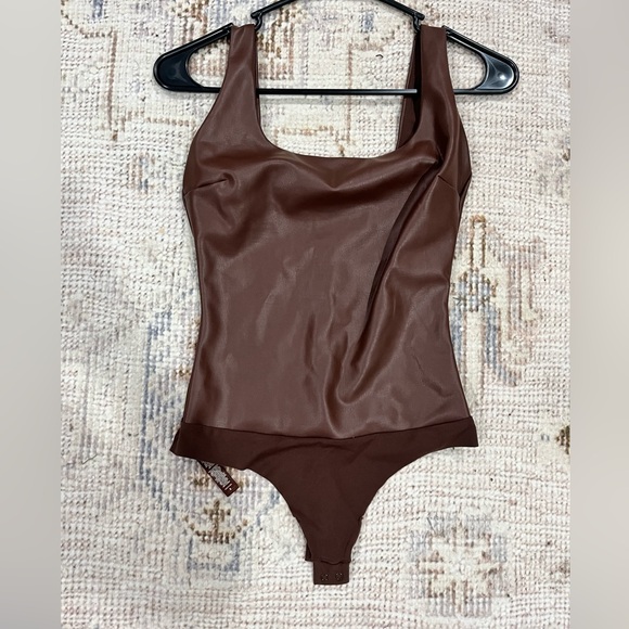 SKIMS Other - SKIMS faux leather scoop neck body suit- cocoa